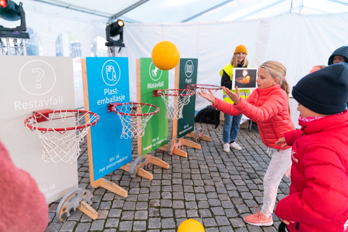 Barn løser spørsmål om avfallshåndtering under bærekraftslekene i Oslo