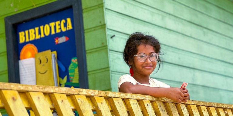 Julekort 2023 Ana ni år gammel fra en liten brasiliansk landsby langs amazonaselven