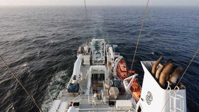 Ved bruk av forskningsskipet Dr. Fridtjof Nansen kartlegges forekomst og omfang av fiskeressurser, plankton, forurensning og registrering av miljøforholdene i de fire store marine økosystemene i Afrika og i Bengalbukten. Foto: Erik Olsen, forskningssjef ved Havforskningsinstituttet.