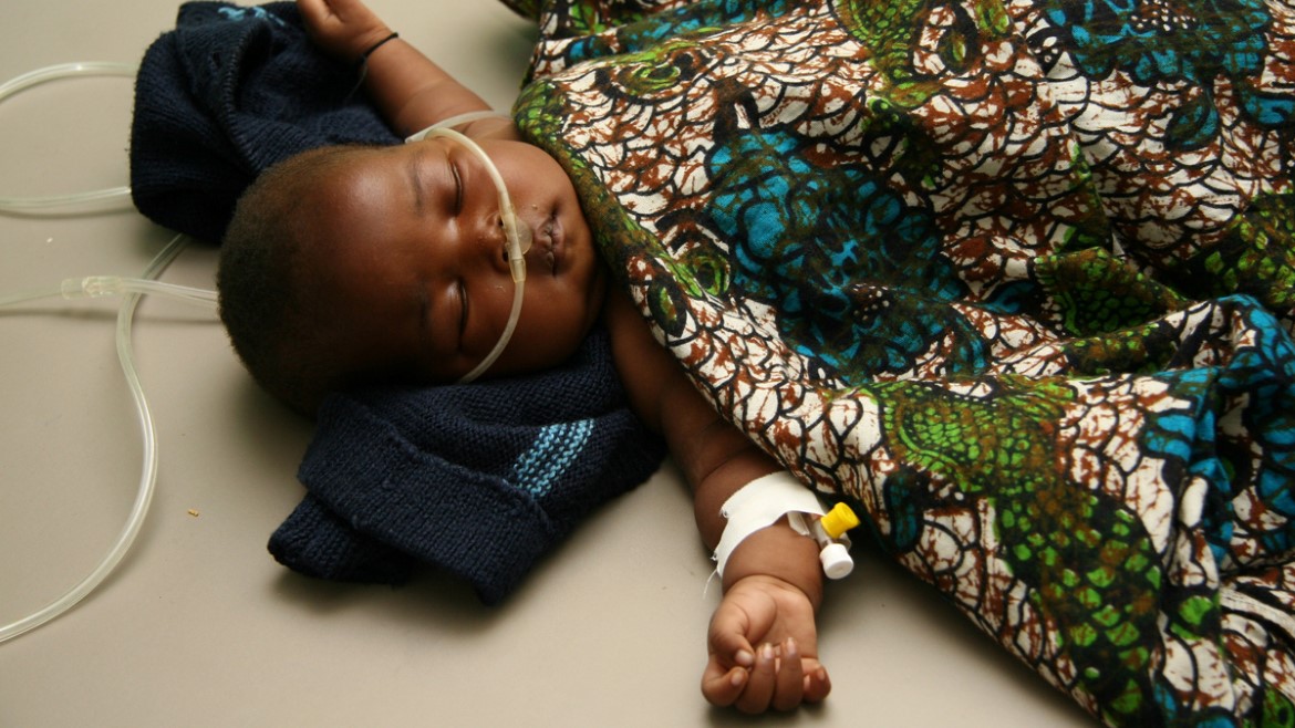 Barn får behandling for malaria.