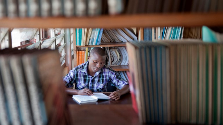 Student Richard Uswege på biblioteket som er en viktig del av Mbegani Fisheries Development Center.