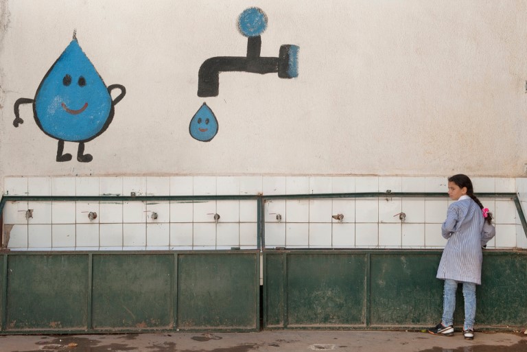 Jente vasker hendene i Palestina