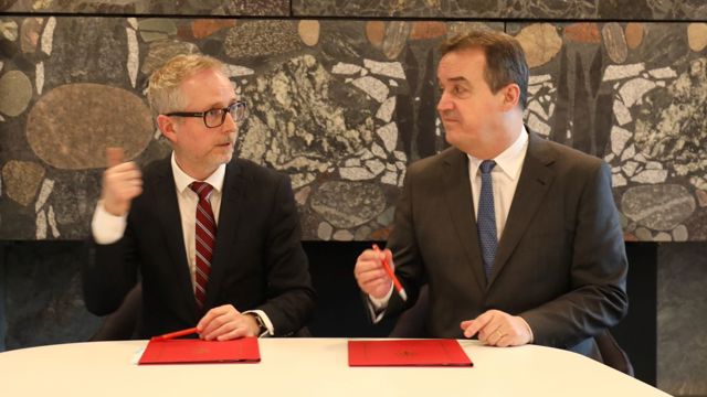 Norads direktør Bård Vegar Solhjell og lederen for Det grønne klimafondet (GCF), Yannick Glemarec, signerer en avtale om norsk støtte til GCF på 3,2 milliarder kroner. Foto: Nina Bull Jørgensen /Norad