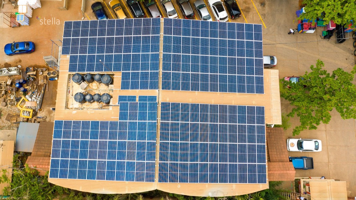 Fabrikktak med solcellepaneler, i Ghana