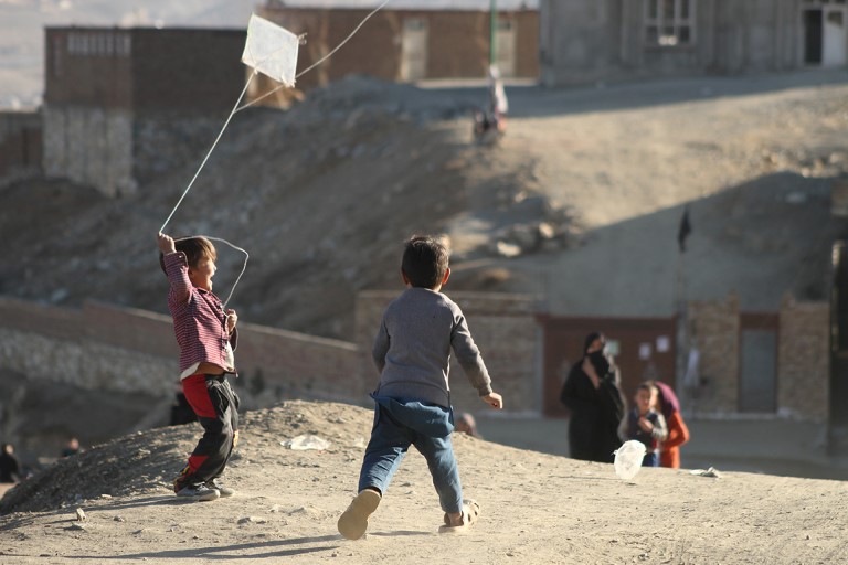 Barn som leker i Afghanistan