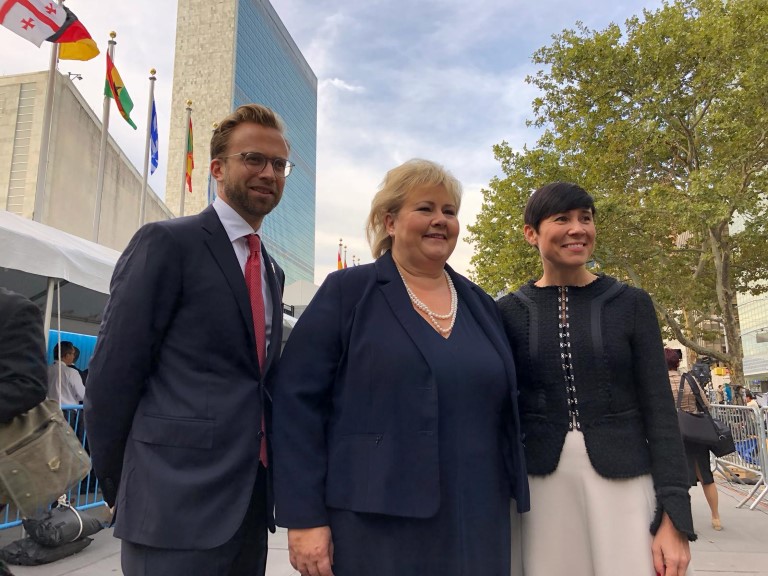 Nikolai Astrup, Erna Solberg og Ine Eriksen Søreide foran FN-bygningen i NY