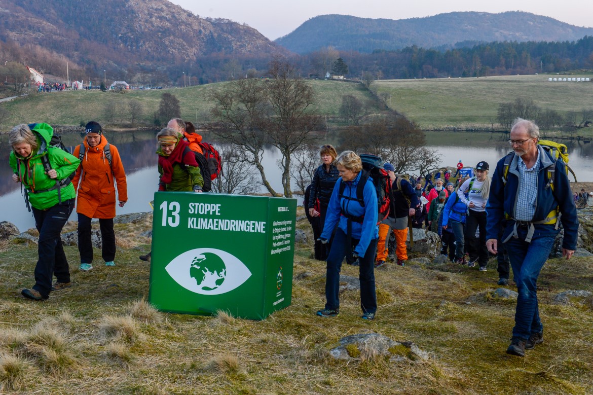 Deltakere på vei opp til Dalsnuten under nattevandring for bærekraftsmålene i Sandnes lørdag 6. april 2019
