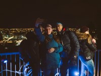 Et par tar selfie under nattevandringen i Oslo 2018.