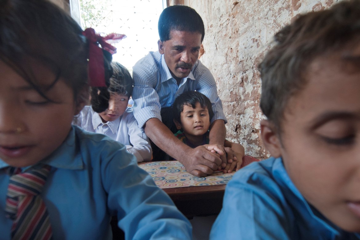 Lærer og elever på blindeskole i Nepal