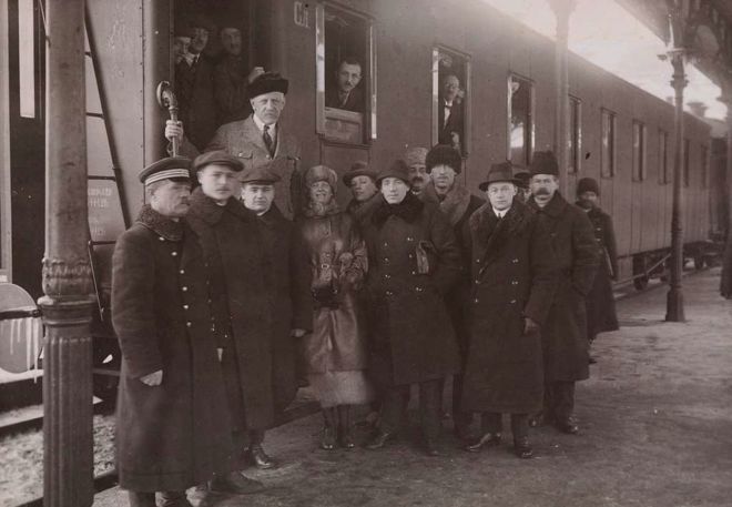 Velkomst for Fridtjof Nansen på jernbanestasjonen i Kharkiv 28. januar 1923 under besøk til Nansenmisjonen. Foto: Nasjonalbiblioteket