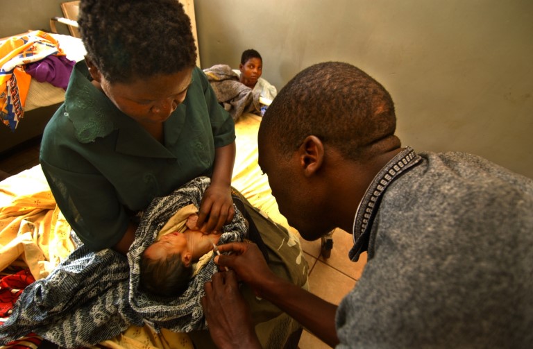 Bilder fra Gunnar Zachrisen (tekst) og Ken Opprann (foto) sin reportasjereise til Malawi i mai 2005. Et barn får vaksine. Fra Dowa distrifct hospital.