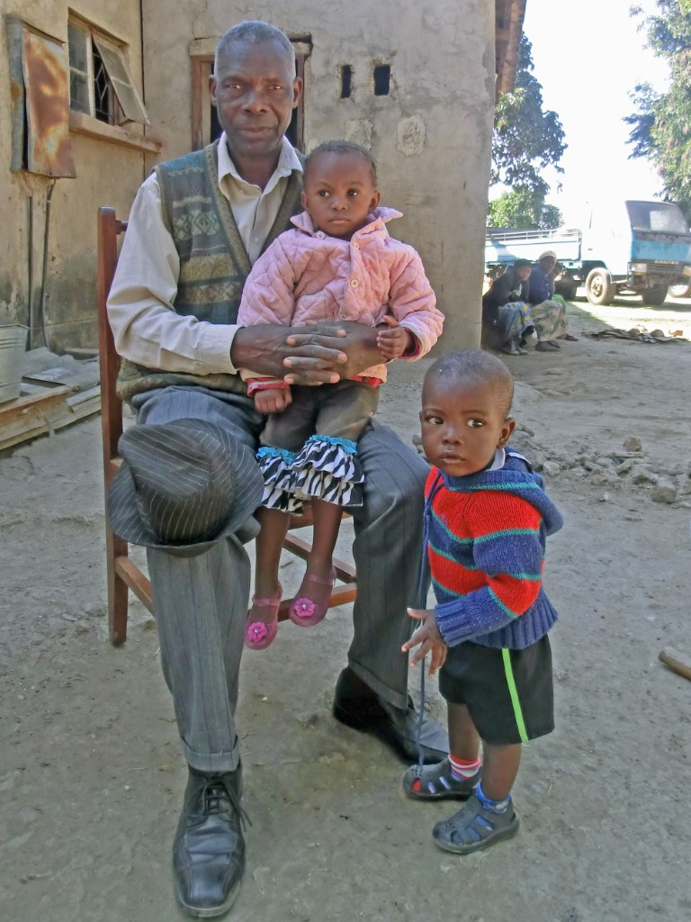 Geoffrey Kaliki i Zambia med to av åtte barnebarn han har ansvaret for