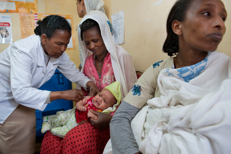 Barn får vaksine i Etiopia