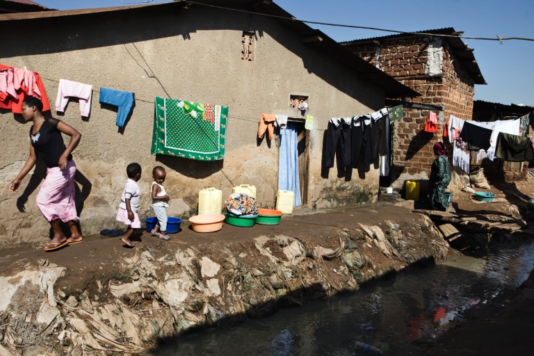 Gjennom slumområdet Katanga i Ugandas hovedstad Kampala renner det en elv av kloakk og søppel.