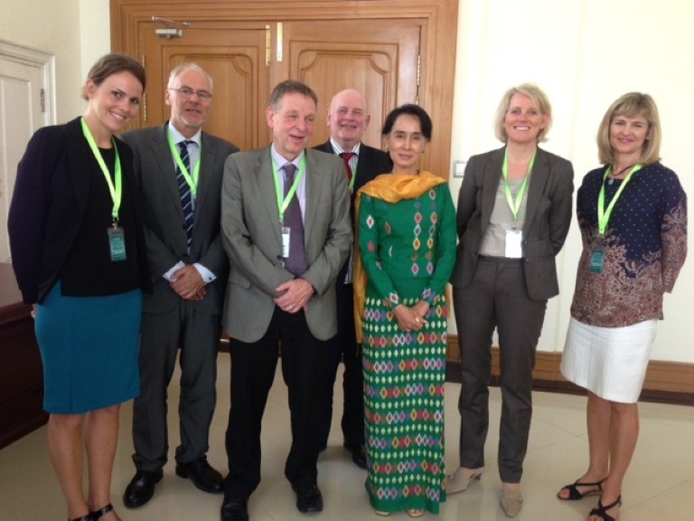 Den norske delegasjonen sammen med nobelpristaker og opposisjonspolitiker  Aung San Suu Kyi