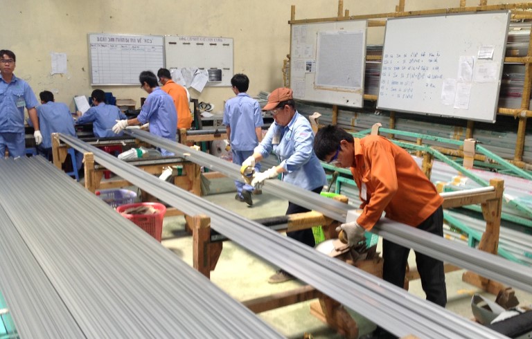 Produksjonslinjen ved Orkla-eide Sapa Vietnam går på tre skift i døgnet, og det er stor aktivitet ved utskipningsavdelingen av aluminiumsprofiler. 