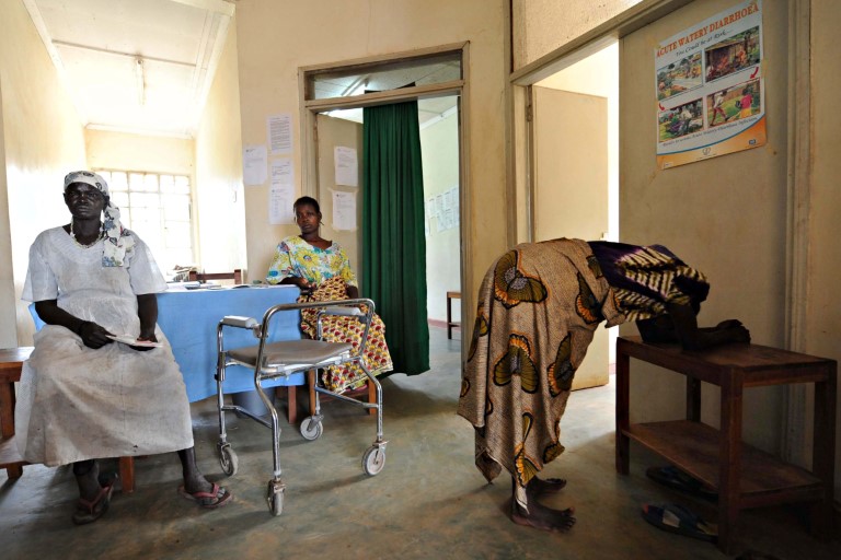 pasienter er på et venteværelse helsestasjon Sør Sudan