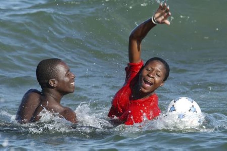 Ungdom i Malawi som leker i vannet