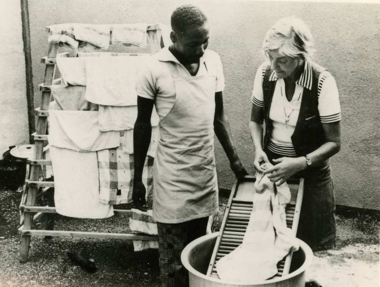 Vaskebrett og tørkestativ innføres ved et landbrukssenter i Tanzania i 1977.jpg